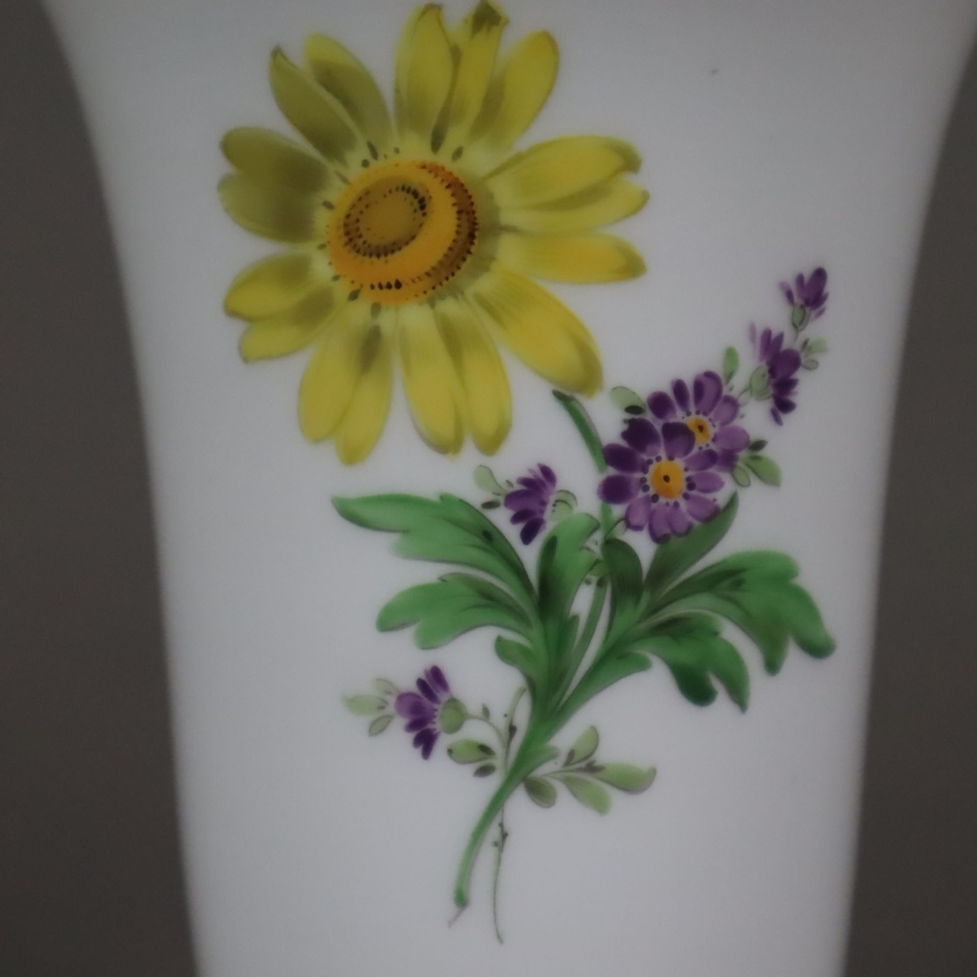 Trichtervase - Meissen, 20. Jh., Porzellan, Blumendekor, Goldakzente, Form "Neuer Ausschnitt", poly - Bild 3 aus 6