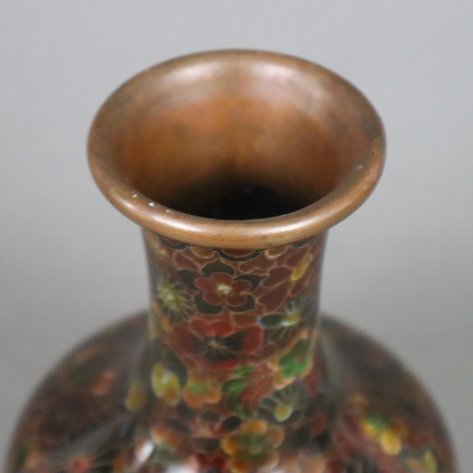 Cloisonné-Vase - Japan, Meiji-Zeit, kleine Langhalsvase mit gebauchter Wandung, polychromer Zellens - Bild 2 aus 8