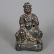 Figurine des Kriegsgottes Guandi - China, Qing-Dynastie, 18.Jh., Bronze mit Resten schwarzer und ro