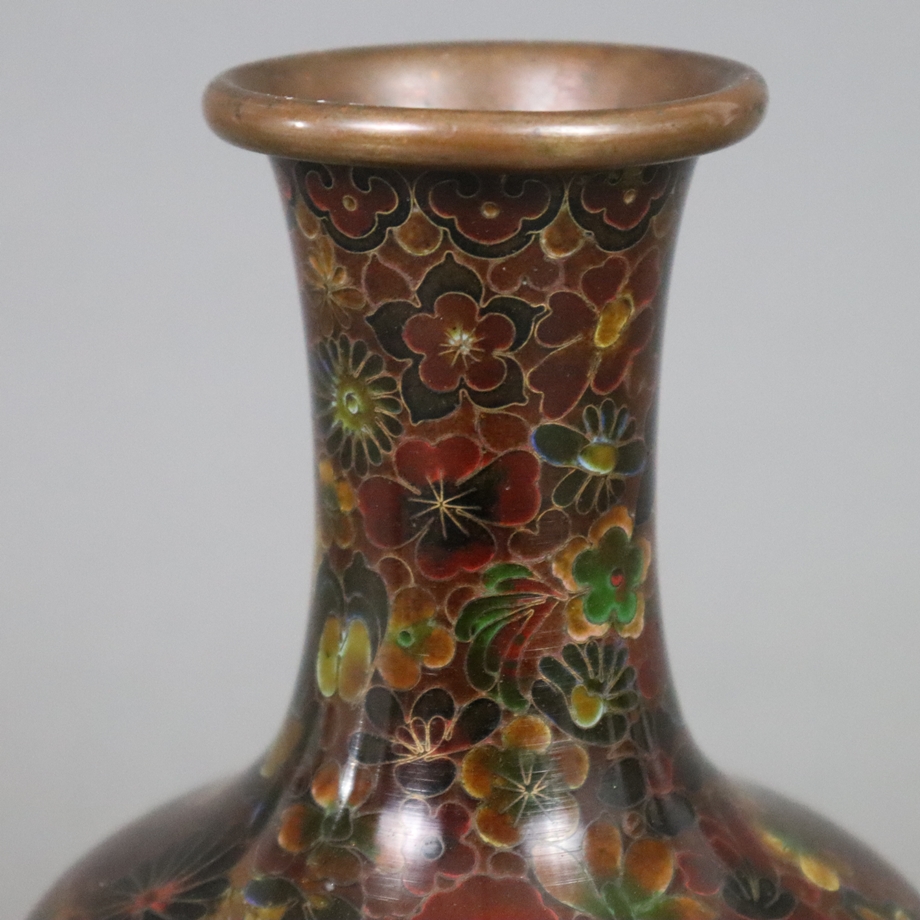 Cloisonné-Vase - Japan, Meiji-Zeit, kleine Langhalsvase mit gebauchter Wandung, polychromer Zellens - Bild 3 aus 8