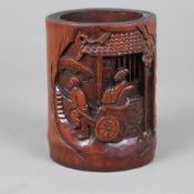 Bambus-/Pinselbecher - geschnitzt, China, zylindrisches Gefäß, schauseitig tief geschnitzte Darstel