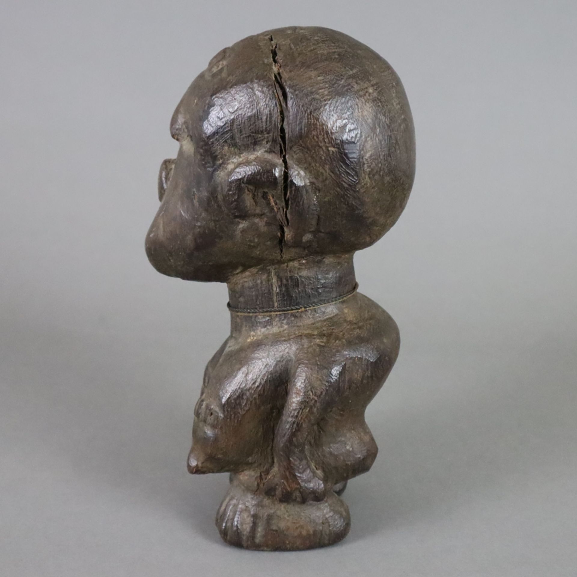 Afrikanische Fruchtbarkeitsfigur - Holz, geschnitzt, stilisierte weibliche Figur, H. ca. 25,5 cm, ä - Bild 6 aus 8