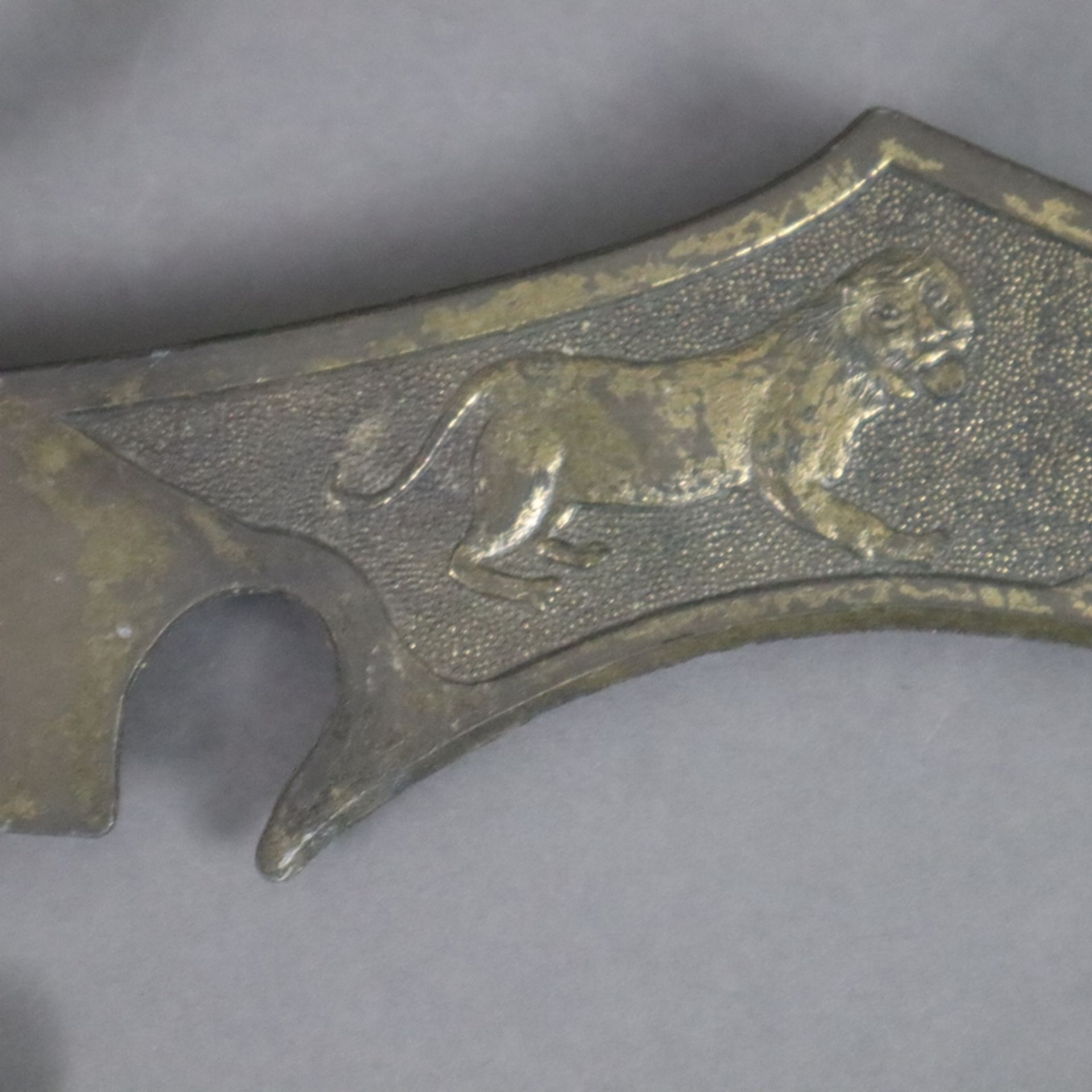 Dolch - Bronzelegierung, Vergoldungsreste, stark geschweifte Rückenklinge mit Aussparung, beidseiti - Bild 4 aus 6