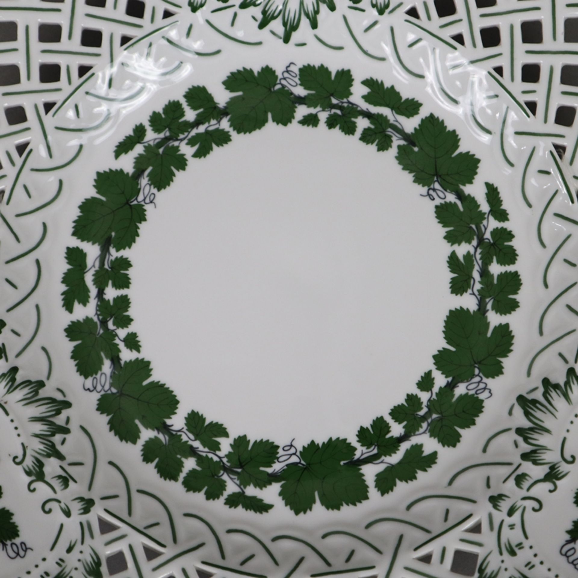 Zierteller - Meissen, Porzellan, Weinlaubdekor in Grün und Schwarz, runde Form mit durchbrochen gea - Image 2 of 5