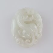 Jadefigur / Handschmeichler- China, gleichmäßig weiße Jade, kieselförmig, oberseitig mit einem Bixi