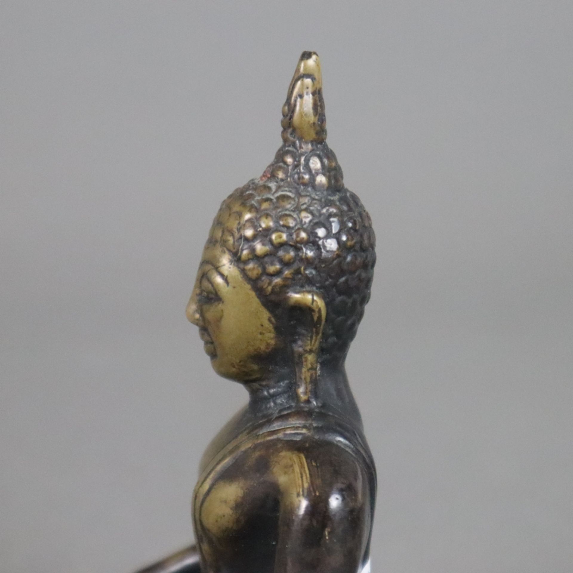 Buddha Maravijaya - Thailand, Bronzelegierung, braun patiniert, in paryankasana auf einem Lotossock - Bild 4 aus 6