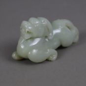 Jadefigur/Handschmeichler in Gestalt des Fabelwesens Tianlu - China, seladonfarbene Jade, vollrund 