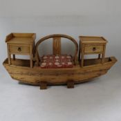 Sitzbank in Bootsform - Holz, auf bootsförmigem Sockel zentrale geschwungene Rückenlehne in Hufeise