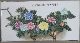 Großes schweres Porzellanbild - China, 20.Jh., Maße: 111,5 x 56,5 cm, Darstellung eines blühenden P
