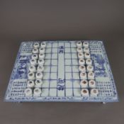Xiangqi-Brettspiel und 32 Spielsteine (chinesisches Schach) - China 20. Jh., Spielbrett und Steine 