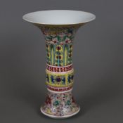 Vase - Porzellan, China 20.Jh., in traditioneller Gu-Form mit üppigem floralem Schmelzfarbendekor, 