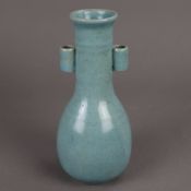 Vase - China, 20. Jh., Keulenform mit langem Hals und ausgestellter Mündung, hellblaue "Cracked ice
