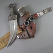 Khanjar im Dolchgehänge mit Gürtel - Oman, geschwungene zweischneidige Klinge mit beidseitigem Mitt
