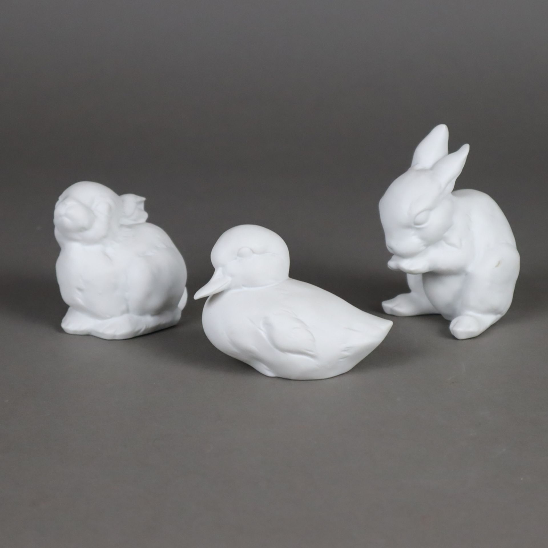 Drei Tierplastiken - "AK Kaiser", Biskuitporzellan, weiß, 2 Hasen, 1 Ente, Bodenseite jeweils mit b