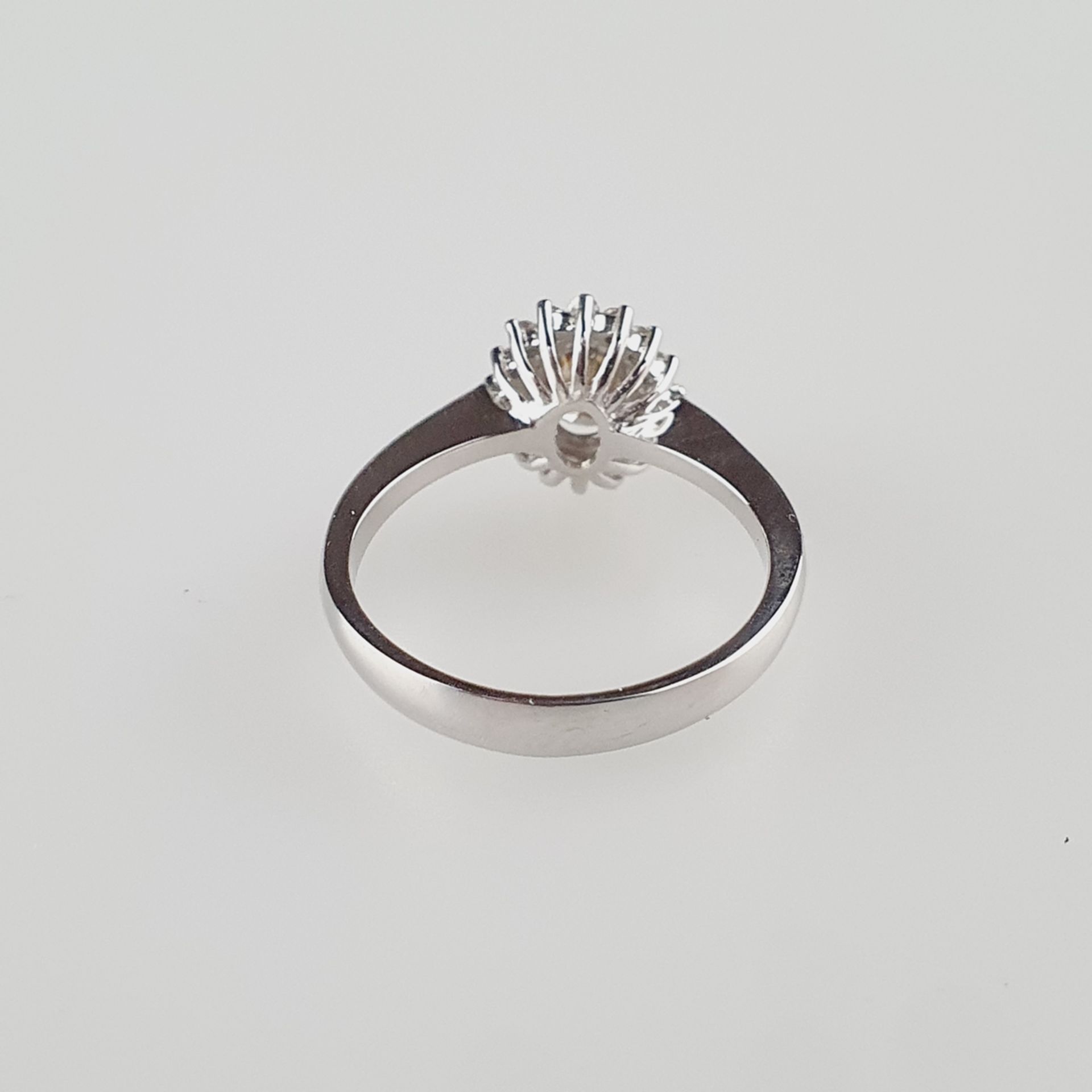 Zierlicher Diamantring - Weißgold 750/000, gestempelt, zentraler Diamant im Ovalschliff von 0,51 ct - Bild 4 aus 6