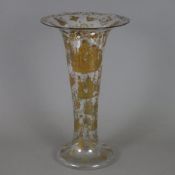 Große Trompetenvase mit Chinoiserie-Dekor - um 1900, Klarglas mit Goldaufdruck-Dekor mit diversen f
