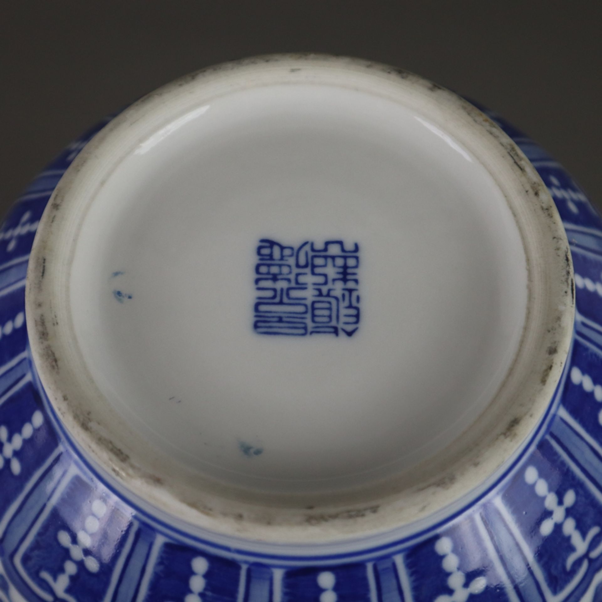 Doppelkürbisvase - China 20.Jh., Porzellan, Dekor mit mäandrierenden Lotosranken in Unterglasurblau - Image 7 of 8