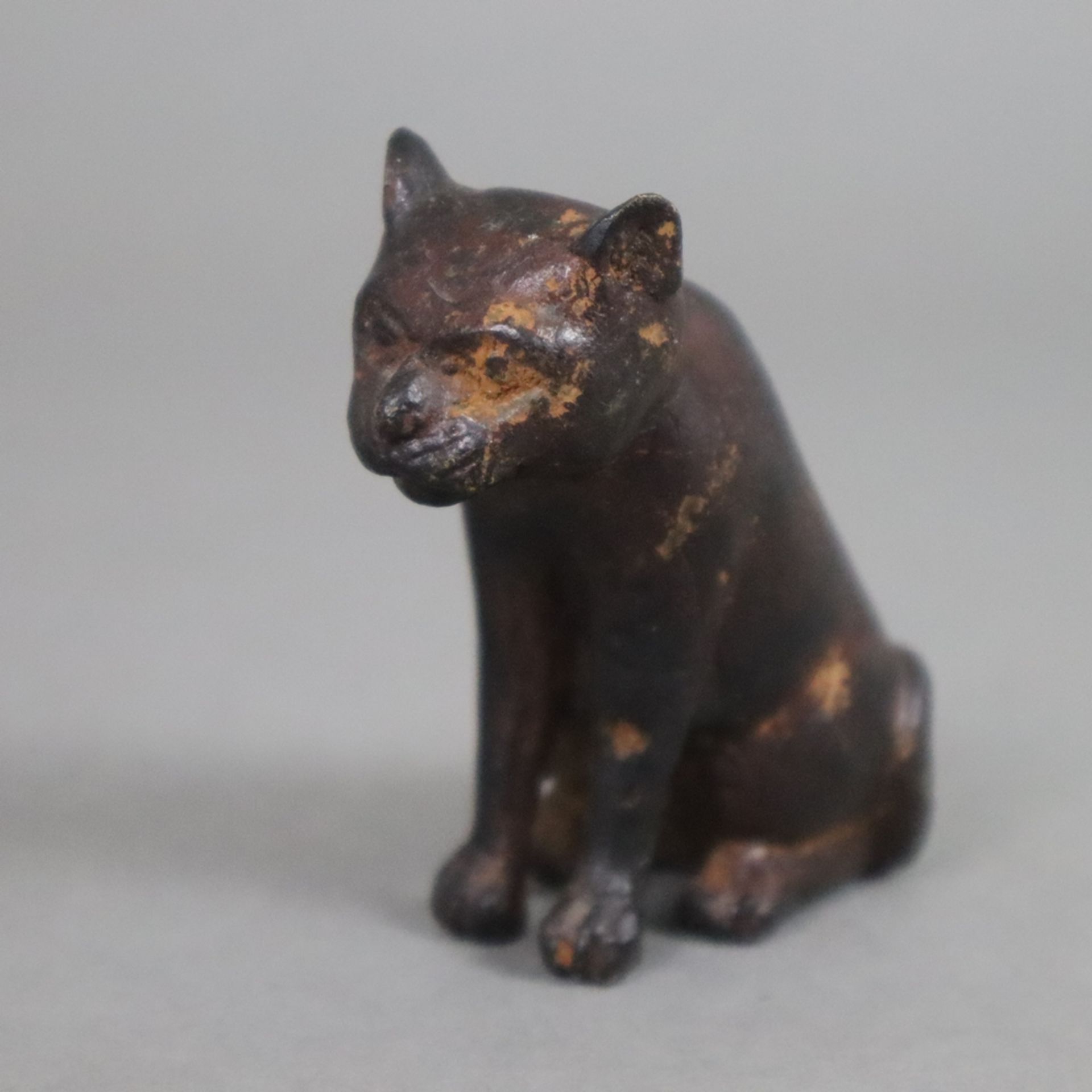 Antike Miniaturfigur einer Katze - Gelbguss, dunkel patiniert, vollrunde Miniaturdarstellung einer
