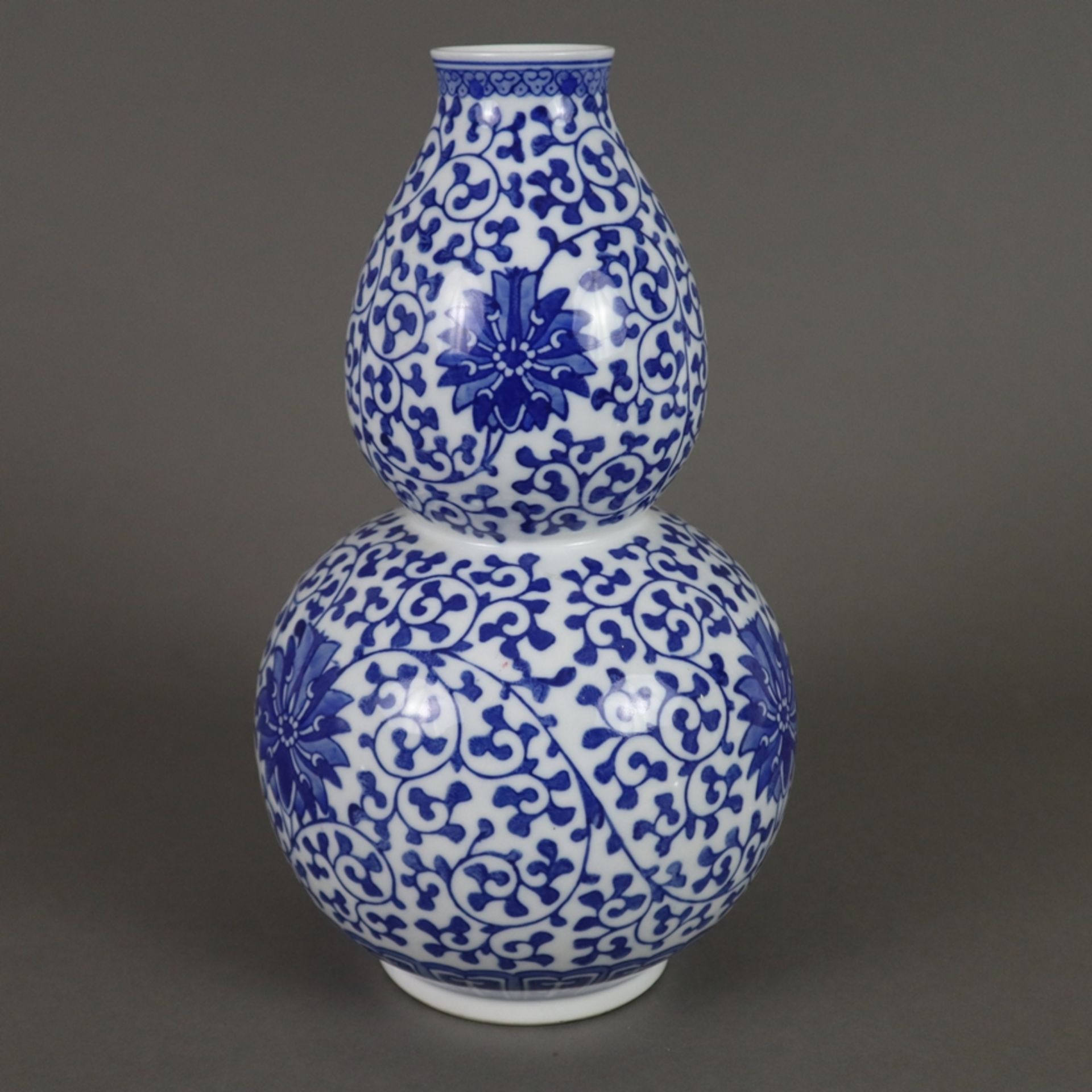 Doppelkürbisvase - China 20.Jh., Porzellan, Dekor mit mäandrierenden Lotosranken in Unterglasurblau