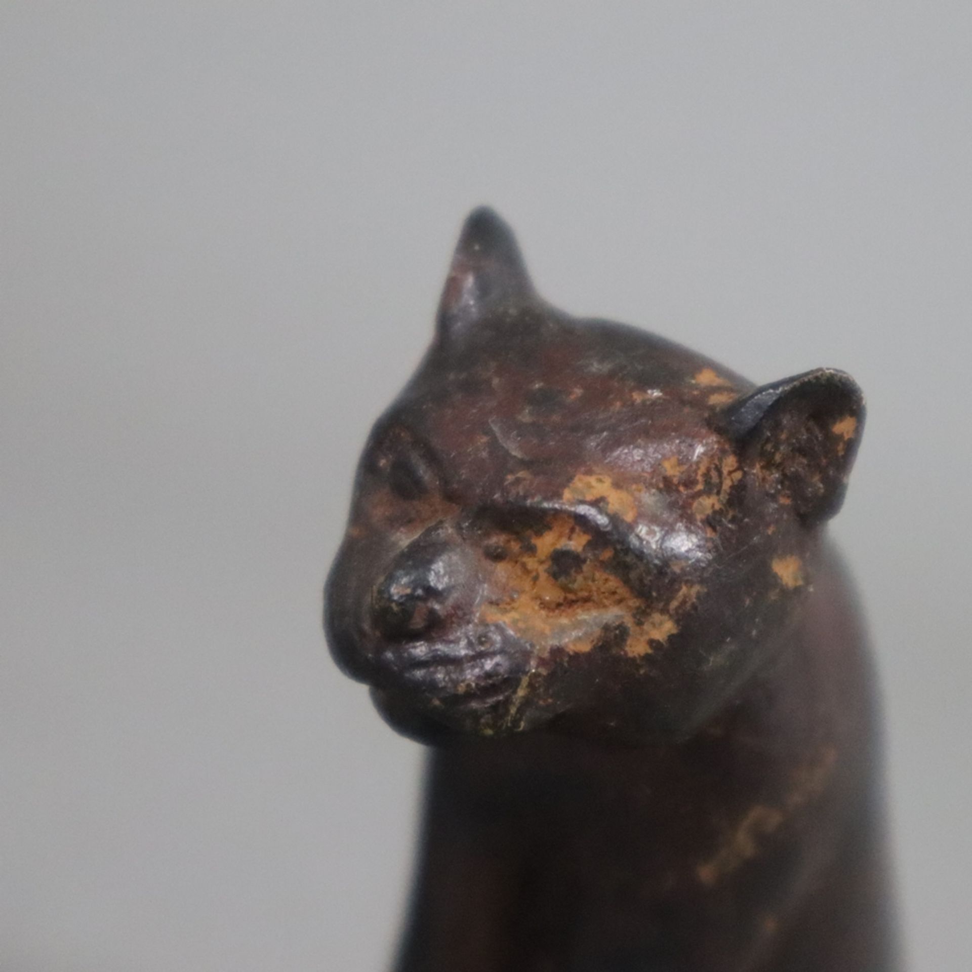 Antike Miniaturfigur einer Katze - Gelbguss, dunkel patiniert, vollrunde Miniaturdarstellung einer  - Bild 2 aus 6