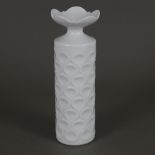 Vase - Meissen, Entwurf: Ludwig Zepner um 1970, Weißporzellan mit strukturierter Oberfläche, glasie