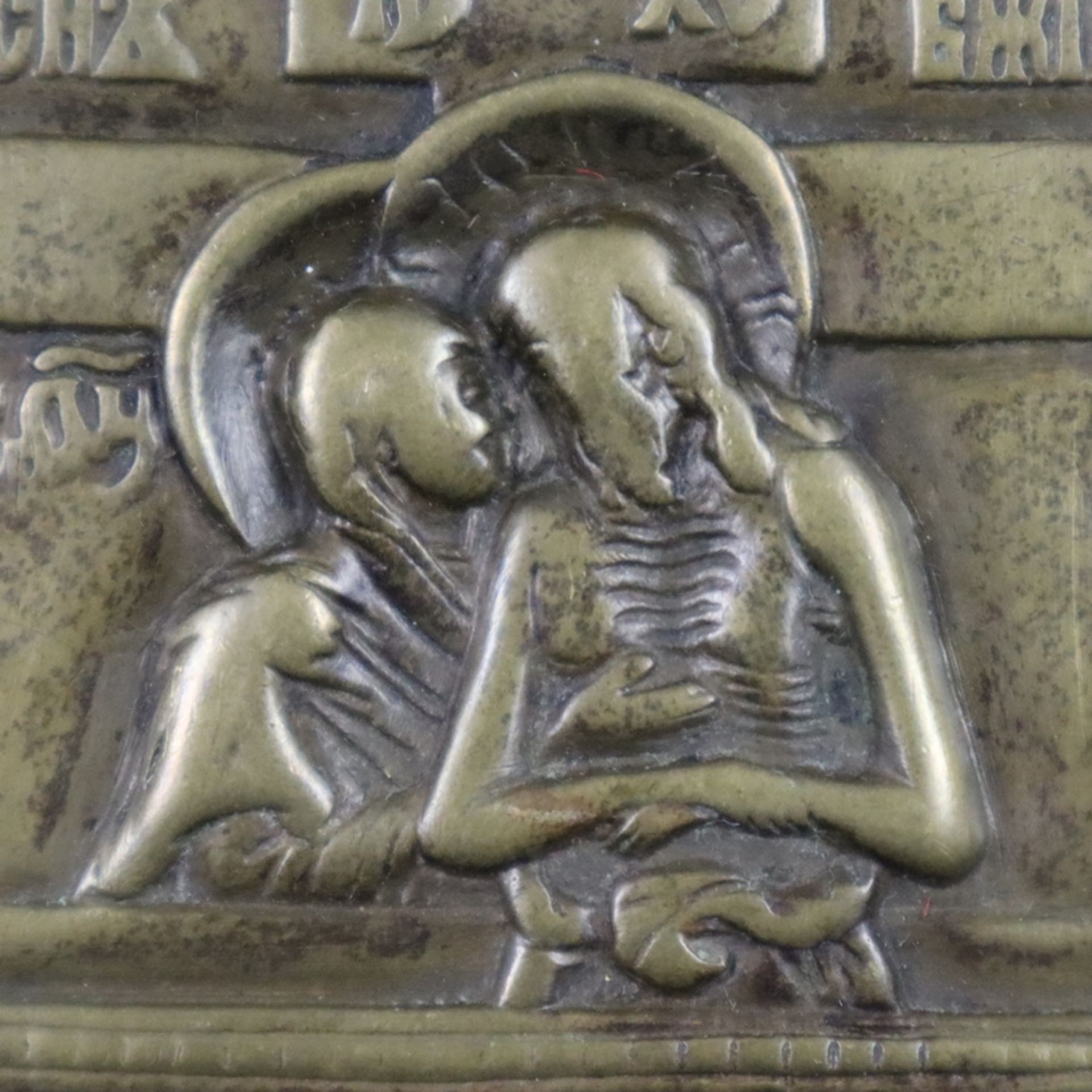 Reiseikone "Weine nicht um mich, Mutter" - Russland, 19.Jh., Bronze, mit Weinranken-Relief verziert - Bild 3 aus 6