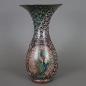 Große Cloisonné-Vase - Japan, Meiji-Zeit, Balusterform mit weit ausgestelltem Trompetenrand, polych