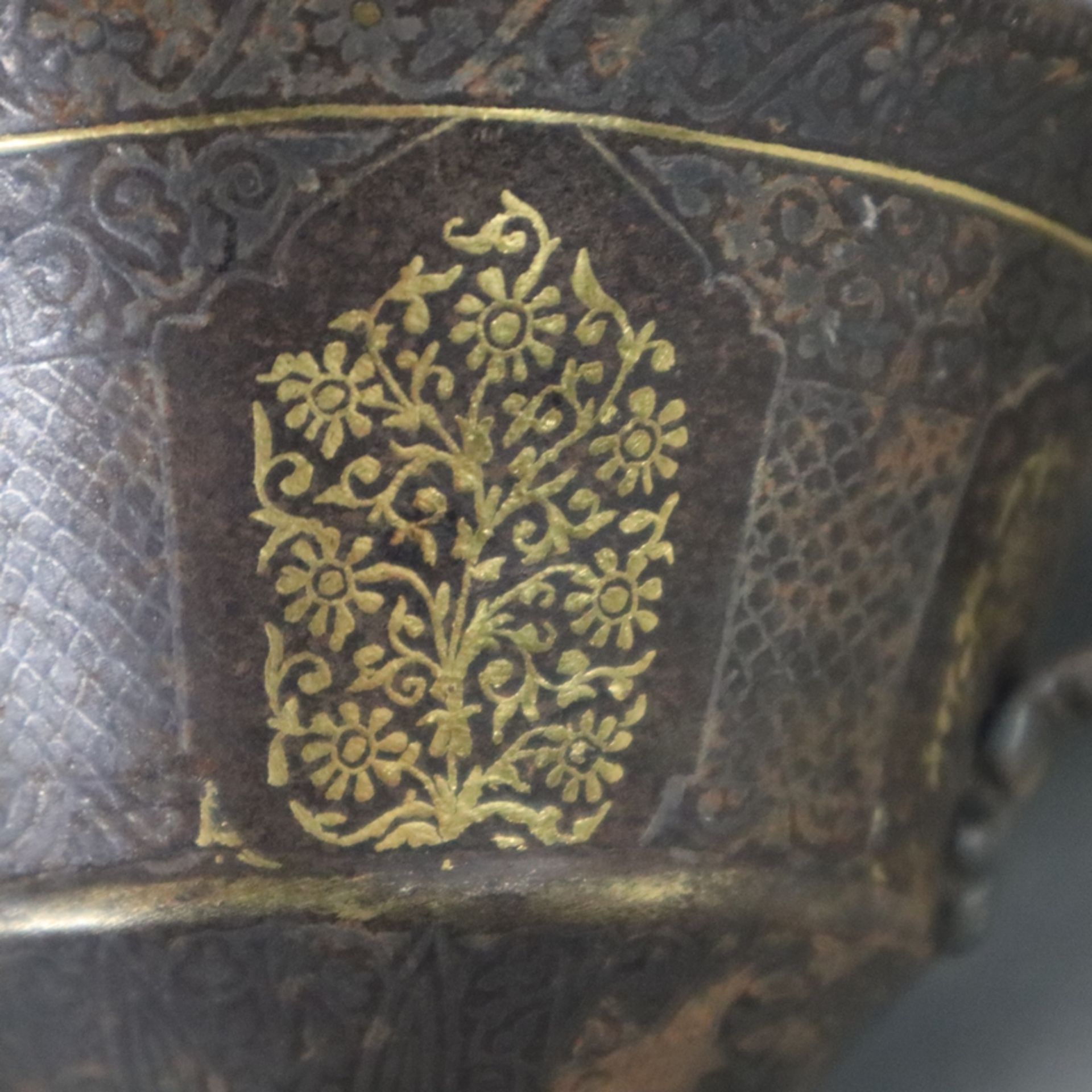 Goldtauschierte Henkeltasse - Indien, Moghul-Zeit, 18./19. Jahrhundert, Eisen, umlaufend feiner Flo - Bild 9 aus 9