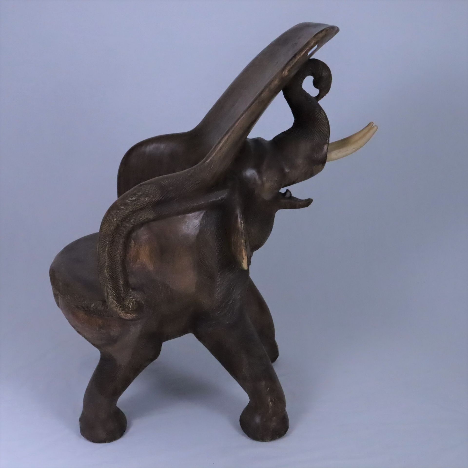 Elefantenstuhl - 20.Jh., Holz, aus einem Stück geschnitzt, Sitzfläche auf dem Rücken eines Elefante