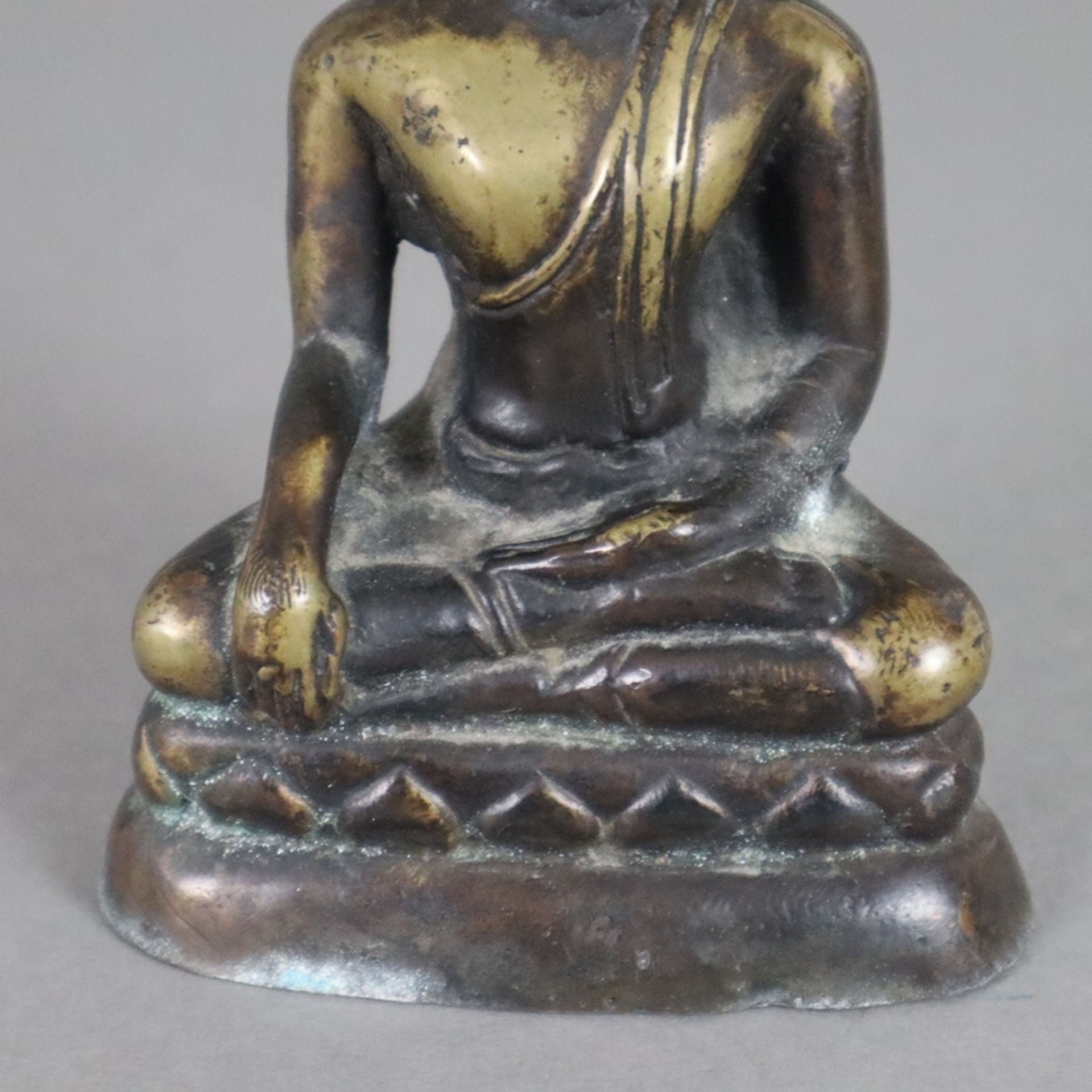 Buddha Maravijaya - Thailand, Bronzelegierung, braun patiniert, in paryankasana auf einem Lotossock - Bild 3 aus 6