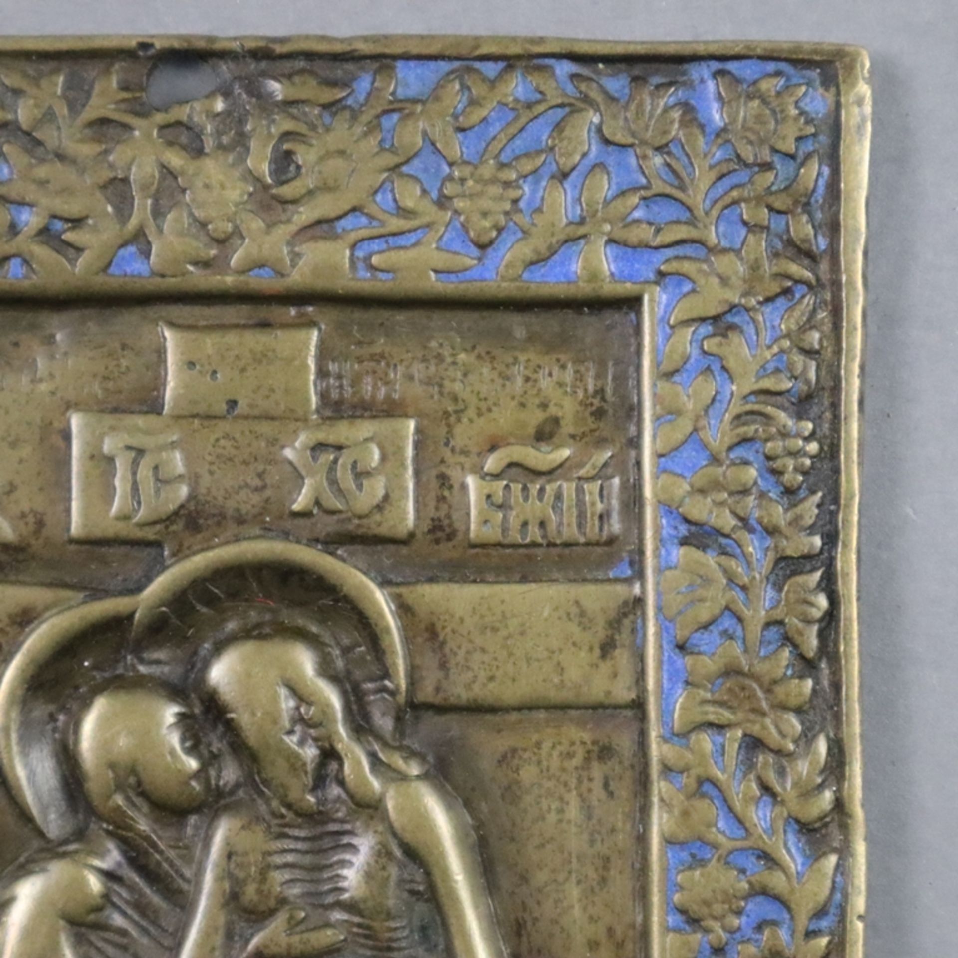Reiseikone "Weine nicht um mich, Mutter" - Russland, 19.Jh., Bronze, mit Weinranken-Relief verziert - Bild 5 aus 6