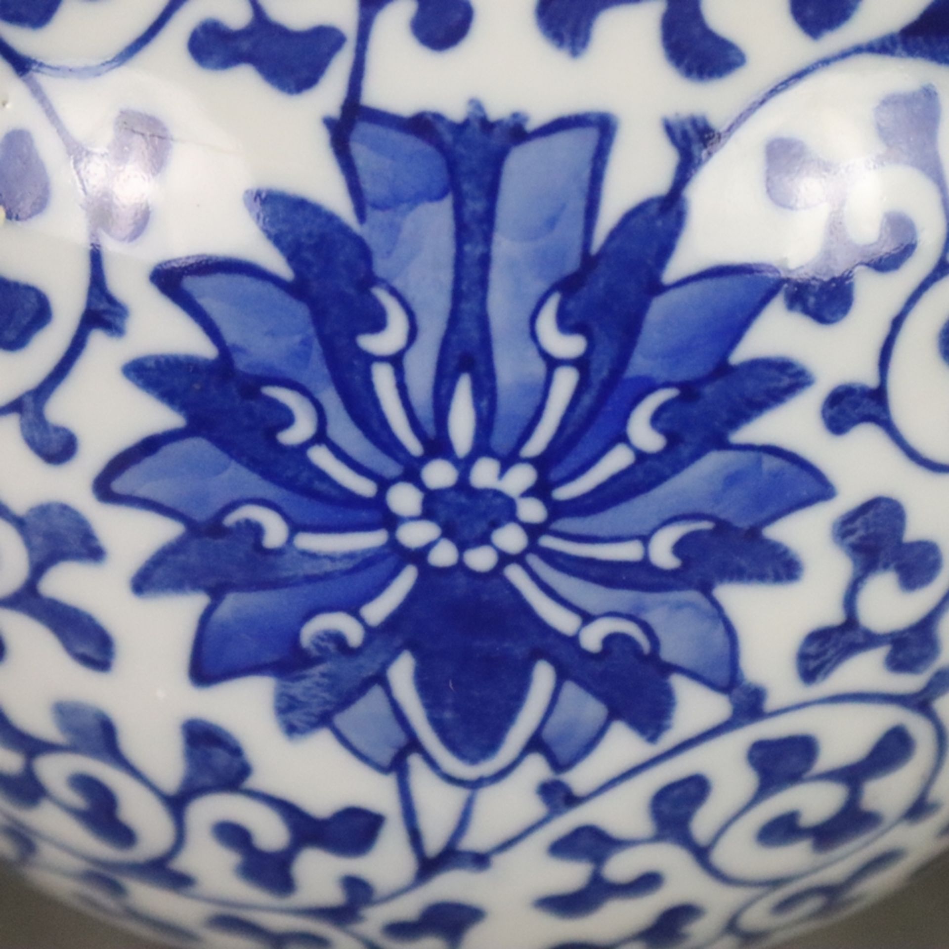 Doppelkürbisvase - China 20.Jh., Porzellan, Dekor mit mäandrierenden Lotosranken in Unterglasurblau - Image 4 of 8