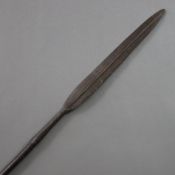 Afrikanischer Speer - mit blattförmiger Eisenklinge mit Mittelgrat, Griffstück aus Holz angespitzt,