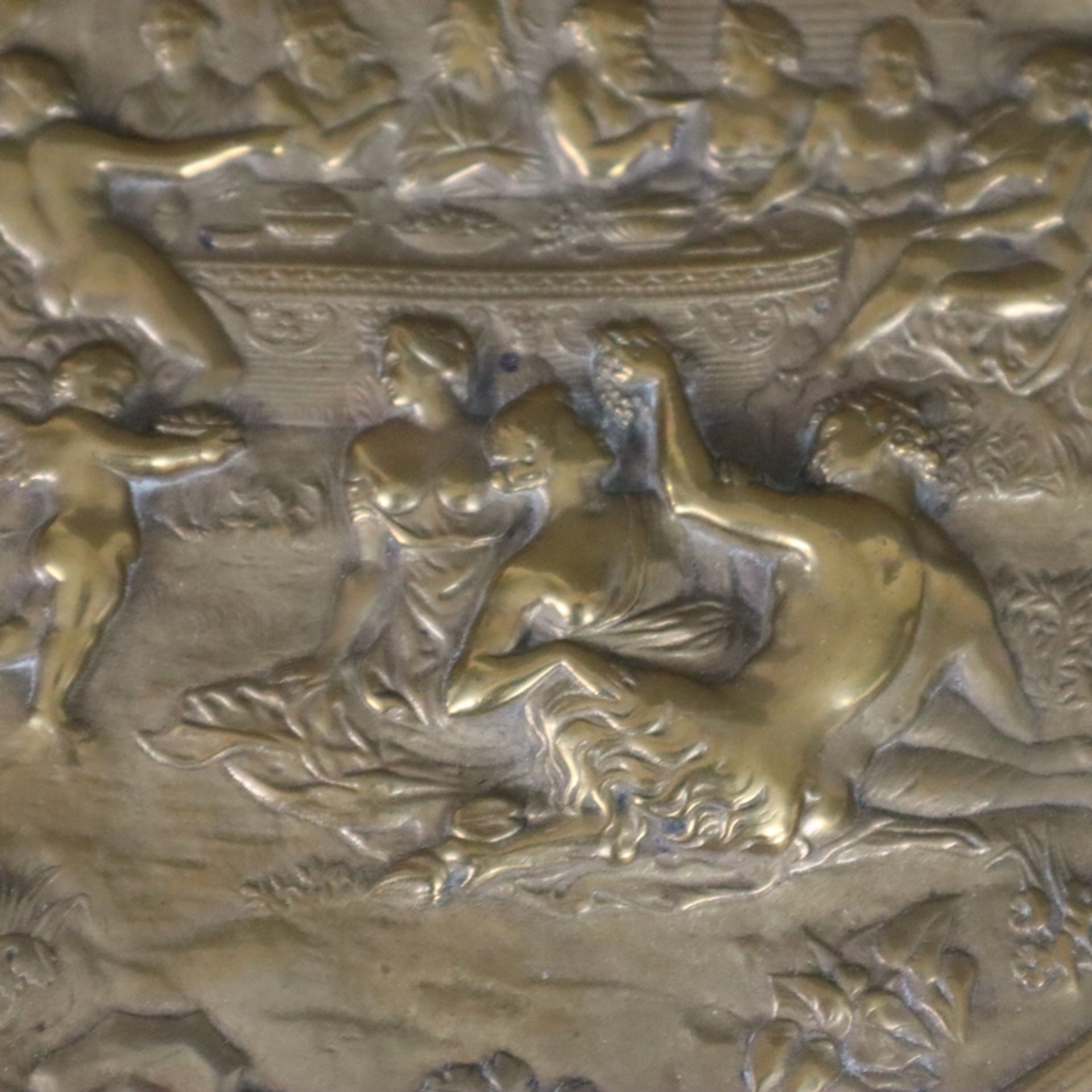Tafelaufsatz - 19. Jh., Messingteller auf Bronzefuß, im Spiegel Reliefszene mit olympischem Götterm - Bild 3 aus 12