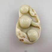 Kleine Jadeschnitzerei - China, Qing-Dynastie, seladongrüne Jade unterseitig mit braunen Zonen, fei