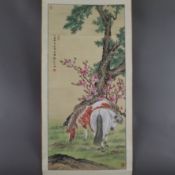 Chinesisches Rollbild - Landschaft mit zwei Pferden unter einem Baum sowie einem blühenden Strauch,