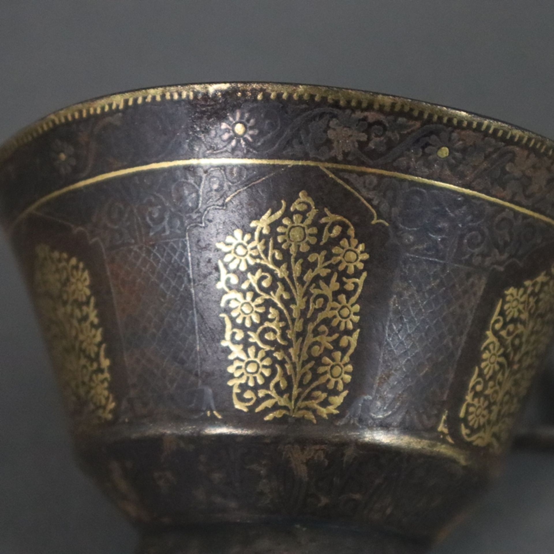 Goldtauschierte Henkeltasse - Indien, Moghul-Zeit, 18./19. Jahrhundert, Eisen, umlaufend feiner Flo - Bild 4 aus 9