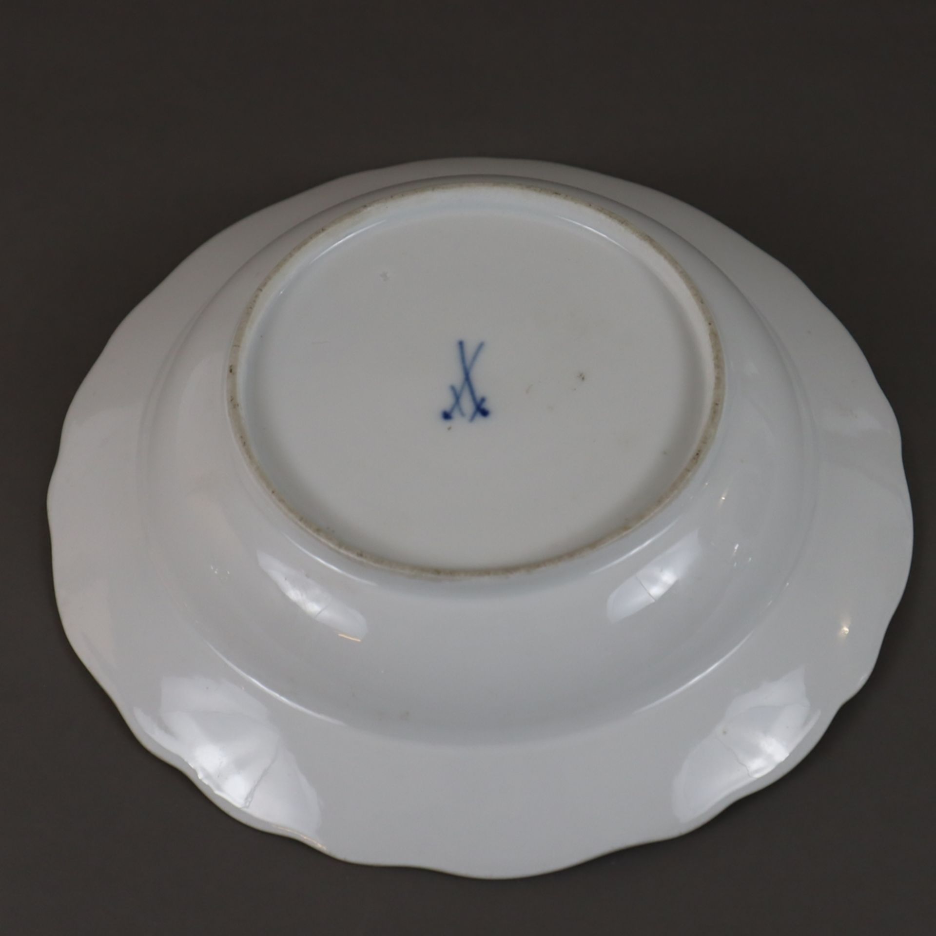 Obstteller - Meissen, Knaufzeit (1850-1924), Porzellan, runde gemuldete Form mit geschweiftem Goldr - Image 6 of 7