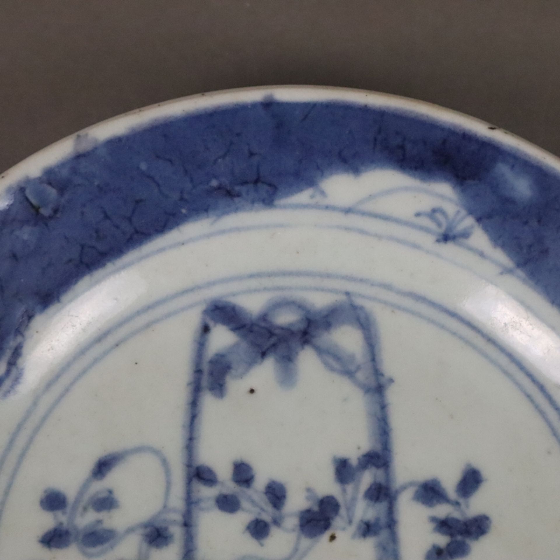 Kleiner Teller - China, Qing-Dynastie, Porzellan mit blauem Dekor in Unterglasurblau, im Spiegel Ko - Image 3 of 6
