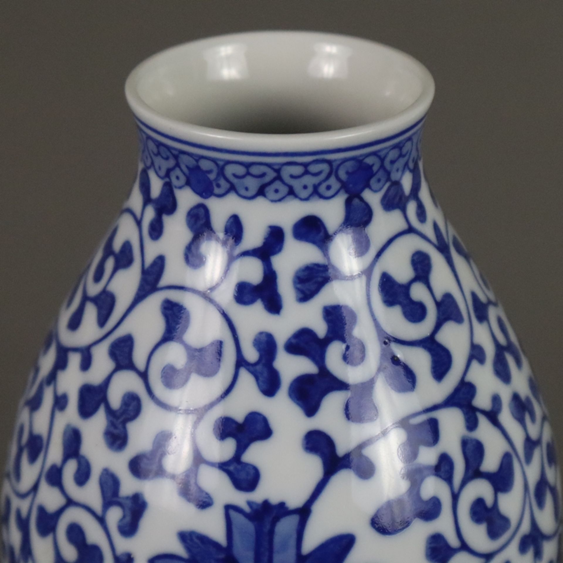 Doppelkürbisvase - China 20.Jh., Porzellan, Dekor mit mäandrierenden Lotosranken in Unterglasurblau - Image 2 of 8
