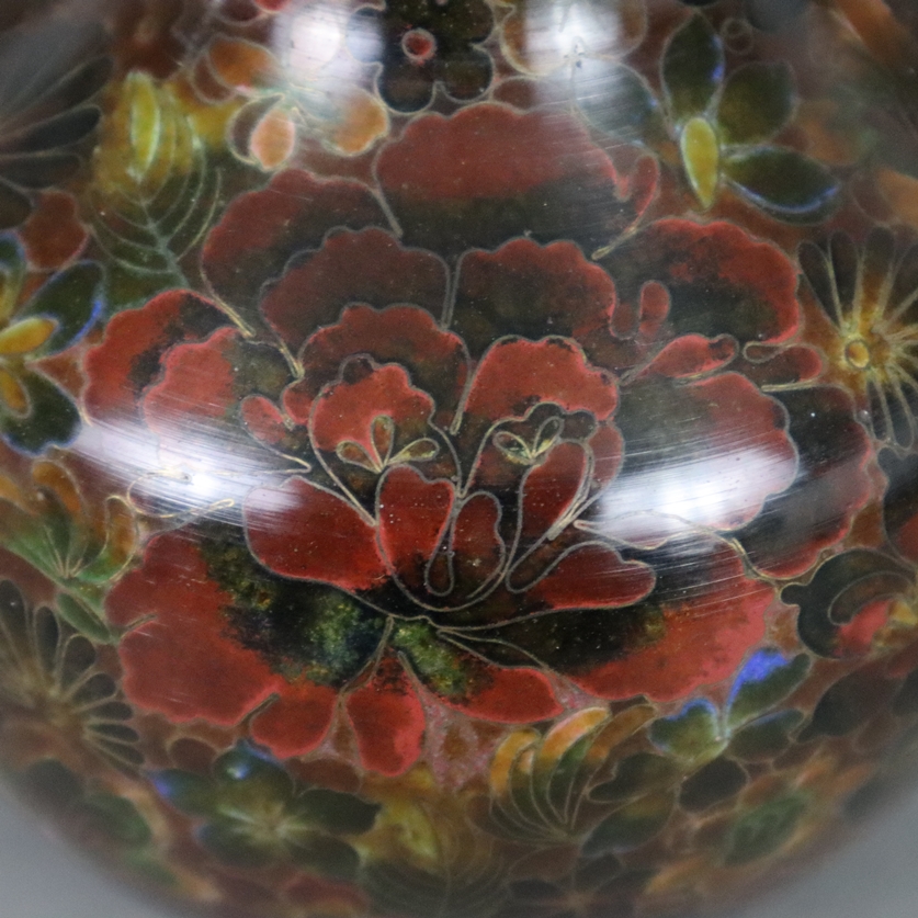 Cloisonné-Vase - Japan, Meiji-Zeit, kleine Langhalsvase mit gebauchter Wandung, polychromer Zellens - Bild 6 aus 8