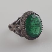 Ring - Silberlegierung dunkel patiniert, mit facettiertem Smaragd besetzt, Ringkopf ca.18 x 14 mm, 