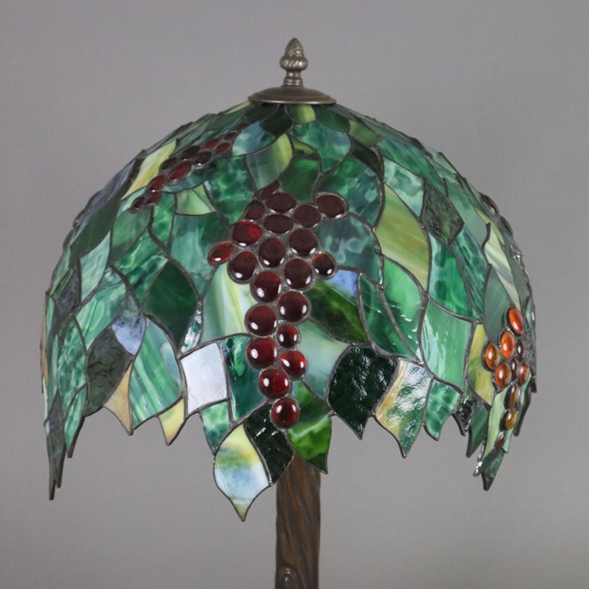 Tischlampe im Tiffany-Stil - 20. Jh., Metallschaft in Form eines Baumstammes, bronzefarben gefasst, - Bild 2 aus 12