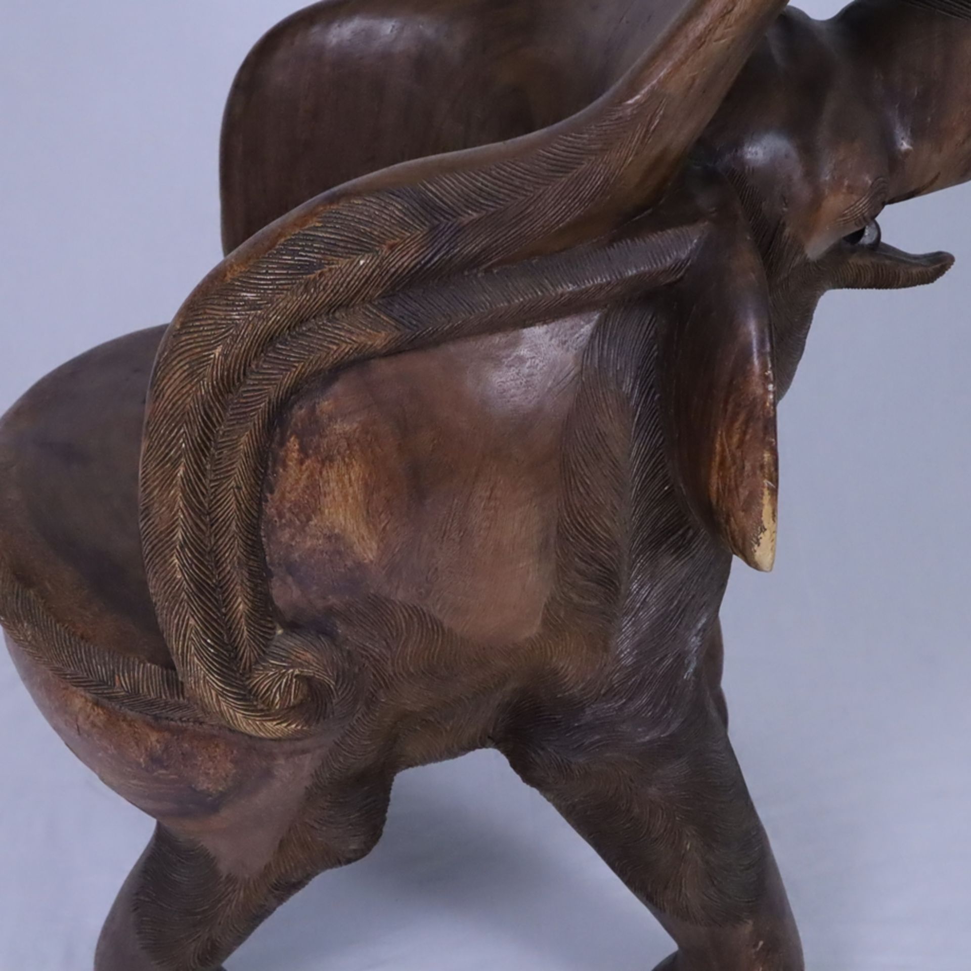 Elefantenstuhl - 20.Jh., Holz, aus einem Stück geschnitzt, Sitzfläche auf dem Rücken eines Elefante - Bild 9 aus 11