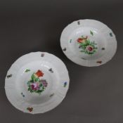 Zwei Suppenteller - Herend, Ungarn, Porzellan, "Neu-Osier"-Relief, polychrome Blumenmalerei, tief g