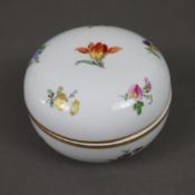 Deckeldose - Meissen, Porzellan, gedrückte Kugelform, fein bemalt mit gestreuten Frühlingsblumen, G