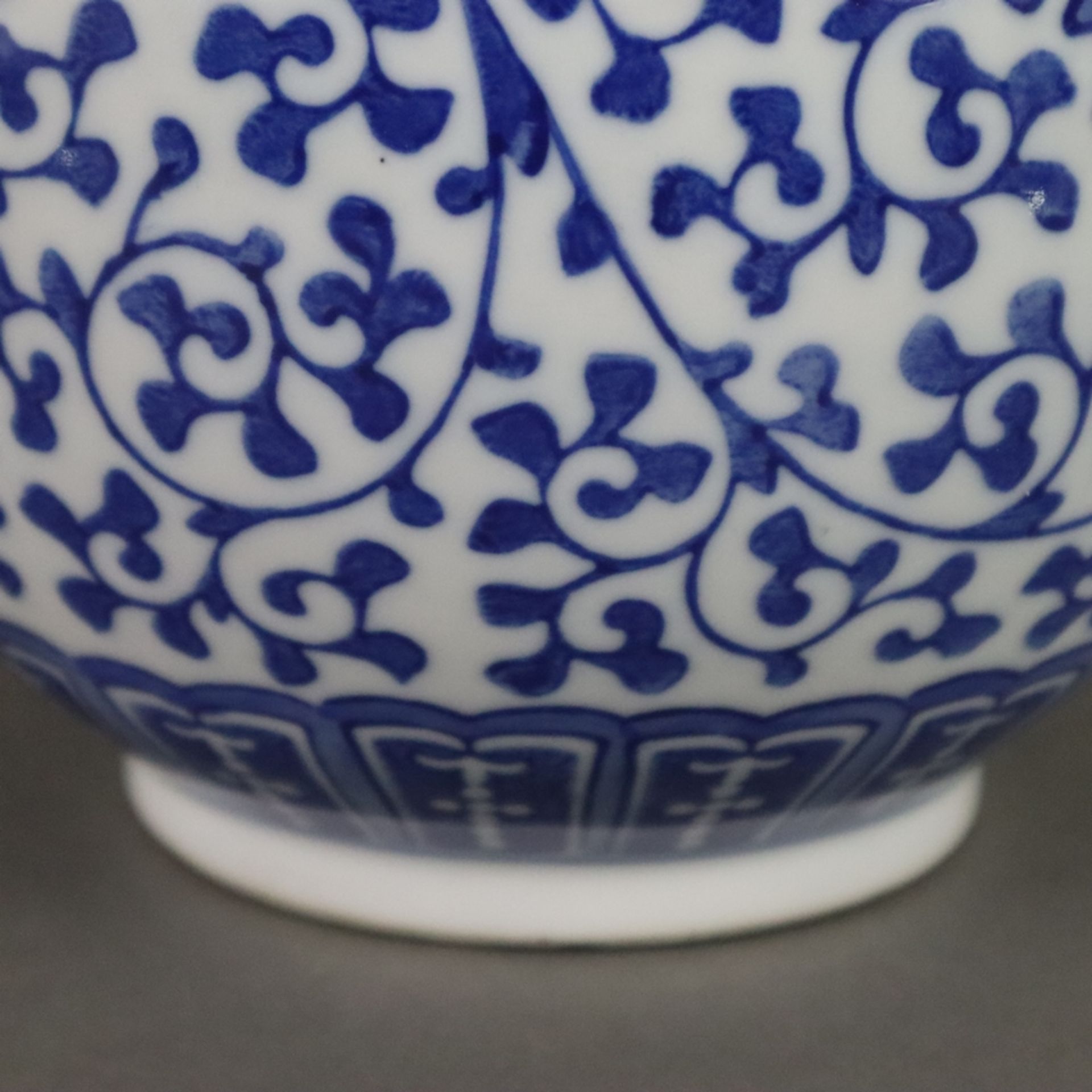 Doppelkürbisvase - China 20.Jh., Porzellan, Dekor mit mäandrierenden Lotosranken in Unterglasurblau - Image 6 of 8