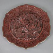 Lackteller - China, aus rotem Lack mit geschweifter Fahne, im Spiegel tief geschnittene Drachenmoti