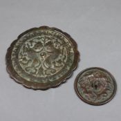 Zwei kleine Spiegel - Bronze, runde, flache teils passig geschweifte Scheibenform mit zentralem Kna