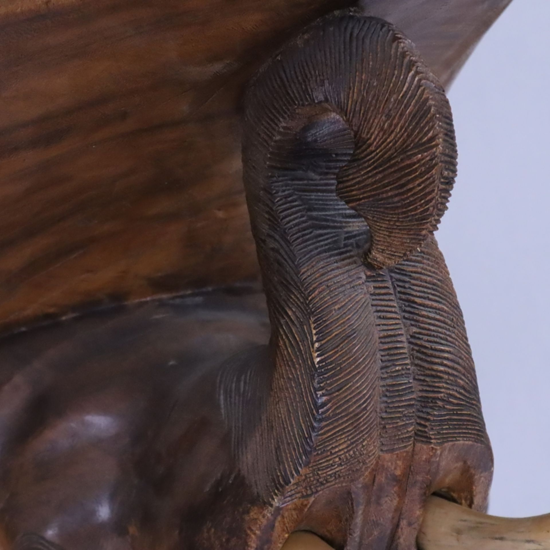 Elefantenstuhl - 20.Jh., Holz, aus einem Stück geschnitzt, Sitzfläche auf dem Rücken eines Elefante - Bild 7 aus 11